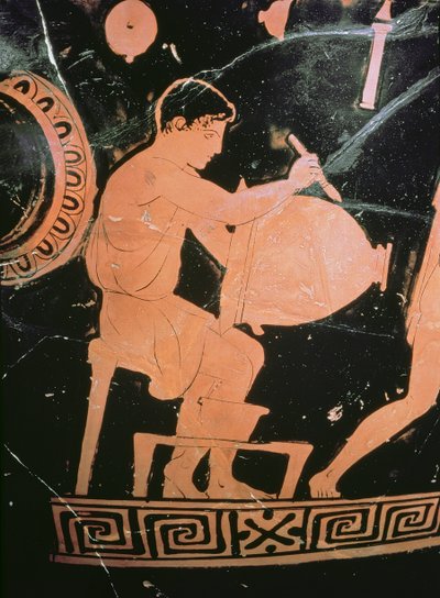 علية فوهة جرس الشكل الأحمر ، تفاصيل تظهر الخزاف الذي يرسم فوهة جرس ، c 430-425 قبل الميلاد (السيراميك) (التفاصيل من 100556) بواسطة رسام كوماريس